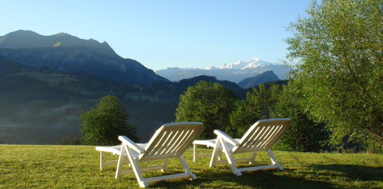 Chaises Longues au jardin