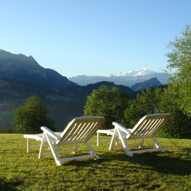 Chaises Longues au jardin