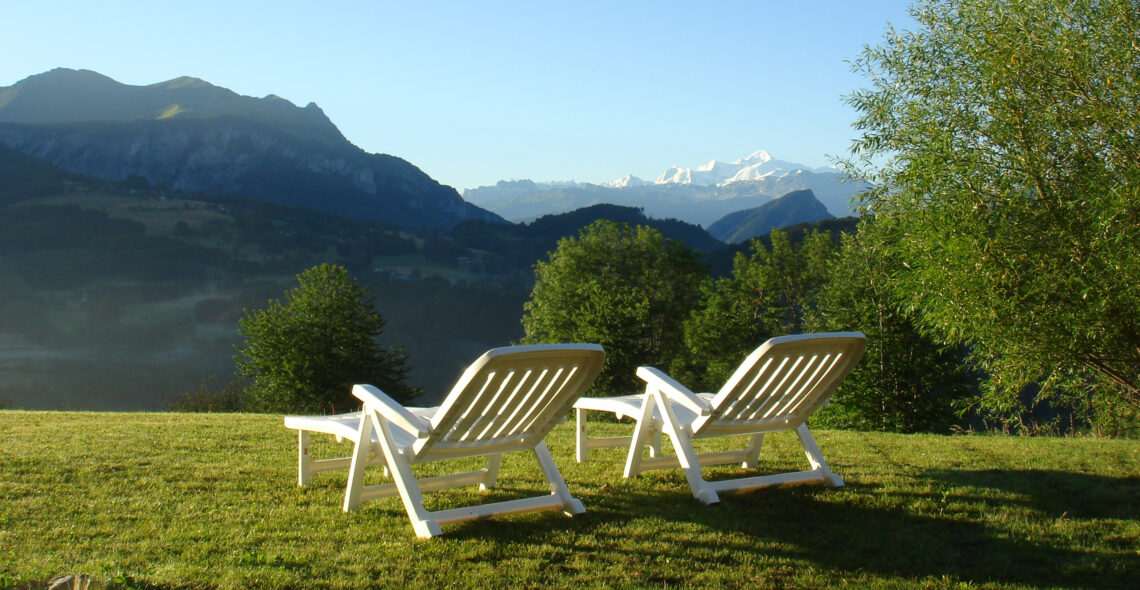 chaises longues au jardin